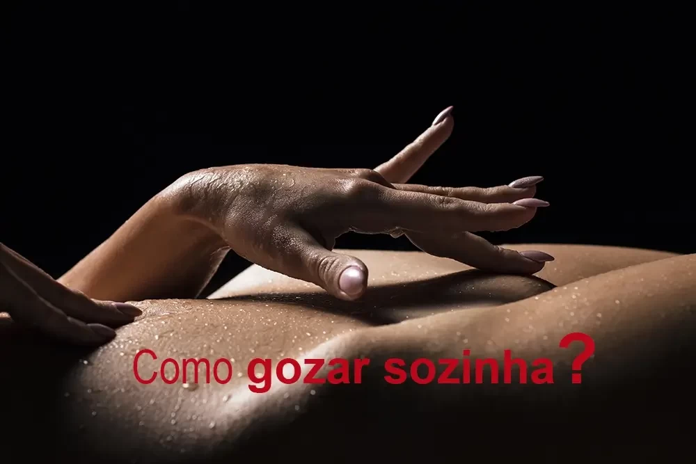 imagem de mãos de mulher massageando seu proprio corpo na altura da genitalia