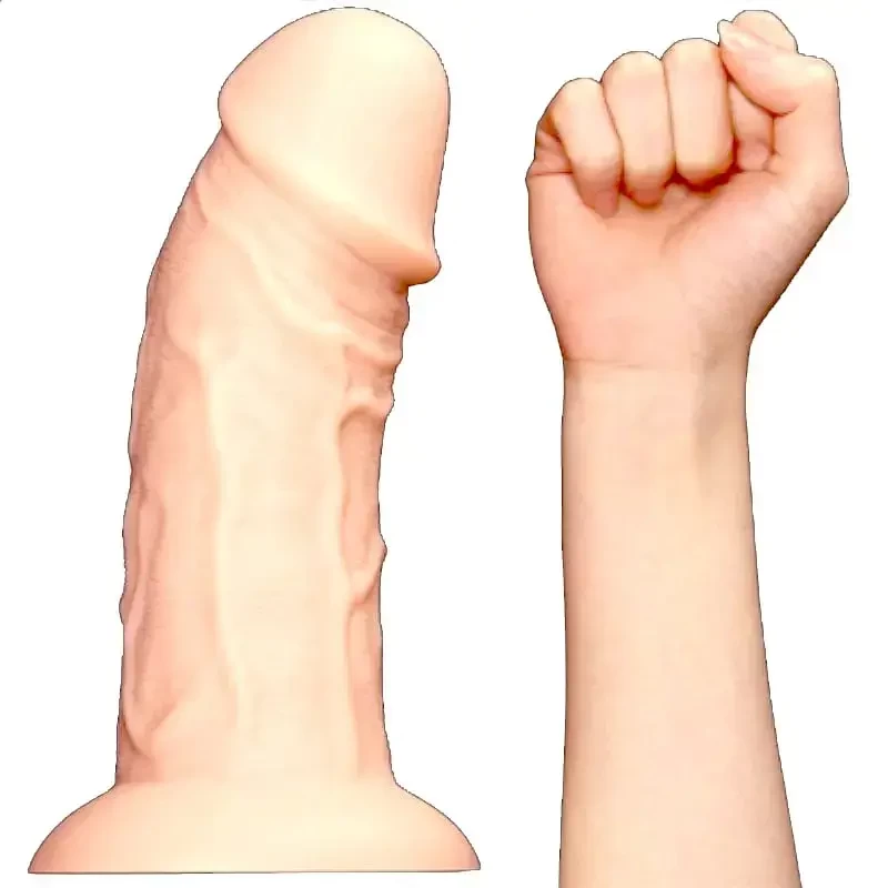 Imagem de um braço perto do pênis de silicone ilustrando o tamanho da peça