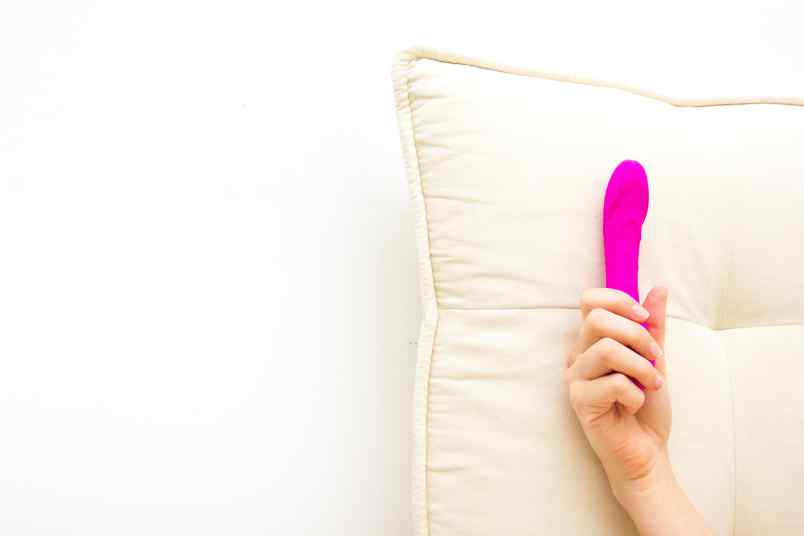 mão feminina segurando um vibrador capa do post melhor vibrador feminino do site só prazer e cia