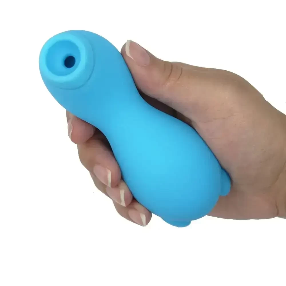 Imagem de mão com vibrador sugador clitoriano azul recarregável