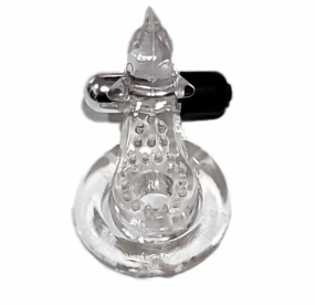 foto de um acessorio erotico de silicone transparente, o produto e um anel erotico e possui um formato redondo 