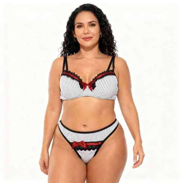 mulher vestida em conjunto lingerie plus size