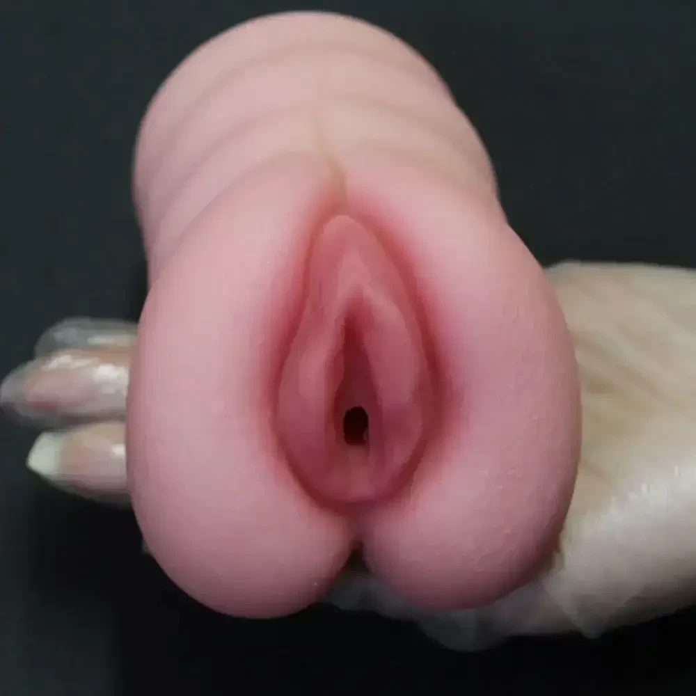 mão feminina demonstrando Masturbador Realístico Formato Vagina  Cyberskin  Com Textura Interna. Mede 15cm