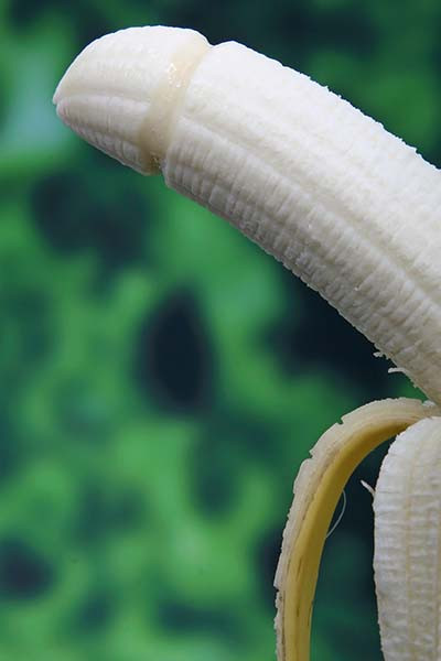 imagem de banana descascada em formato fálico