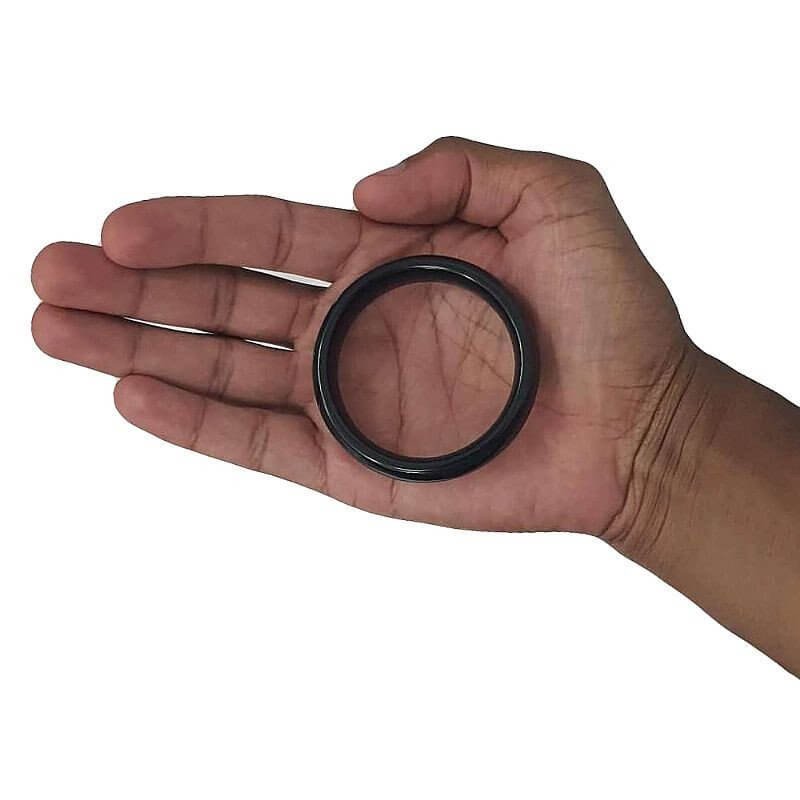 imagem de mão aberta segurando anel peniano de aço