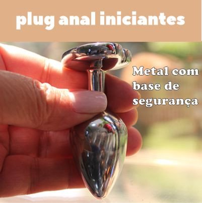 mão feminina segurando plug anal de metal