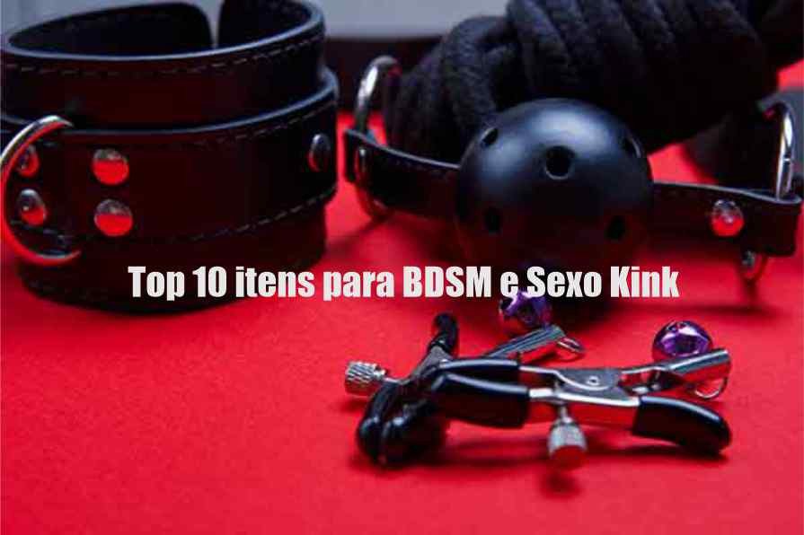 algemas mordaça e grampo de mamilos em fundo vermelho bdsm