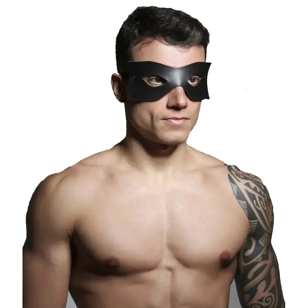 Imagem de homem usando máscara masculina em couro sintético