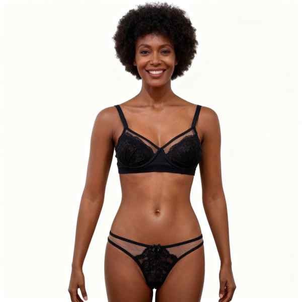 Conjunto de Lingerie Calcinha e Sutiã Com Bojo. Tule e Sobreposição de Renda; Tamanho P Numeração 40