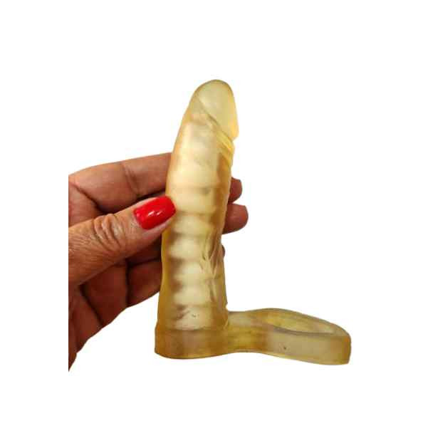 mão feminina segurando anel camarada com vertebra 11,5 x 3 cm
