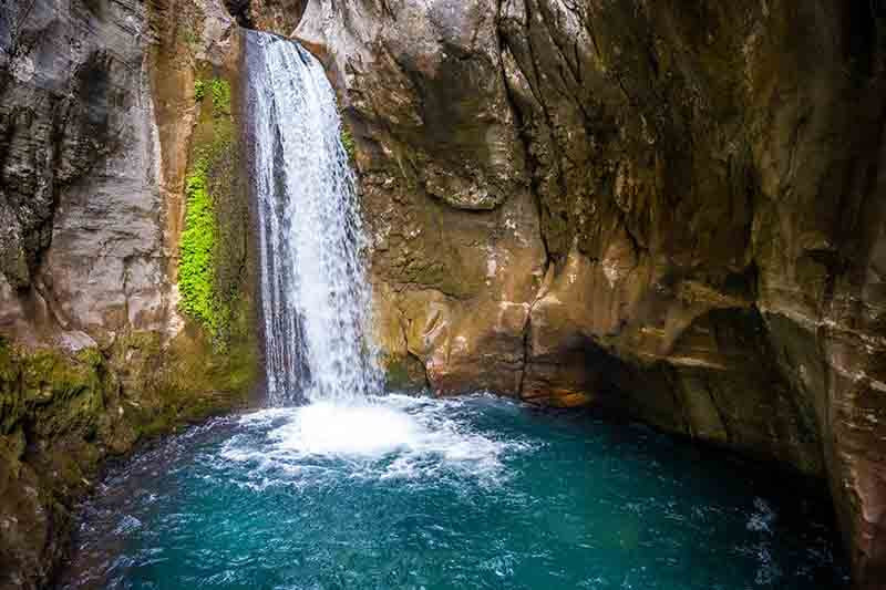 paisagem com cachoeira e agua caindo sobre pequeno lago em referencia ao que é squirt