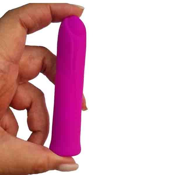 mão feminina segurando vibrador de silicone recarregável pretty love