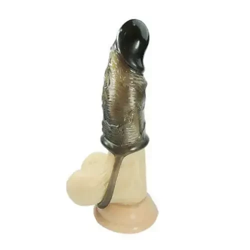 pênis de borracha vestido com capa peniana extensora silicone com anel escrotal montada em uma prótese de silicone 