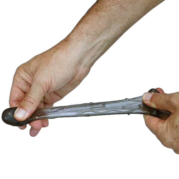 mãos masculinas esticando capa peniana preta em silicone com anel escrotal