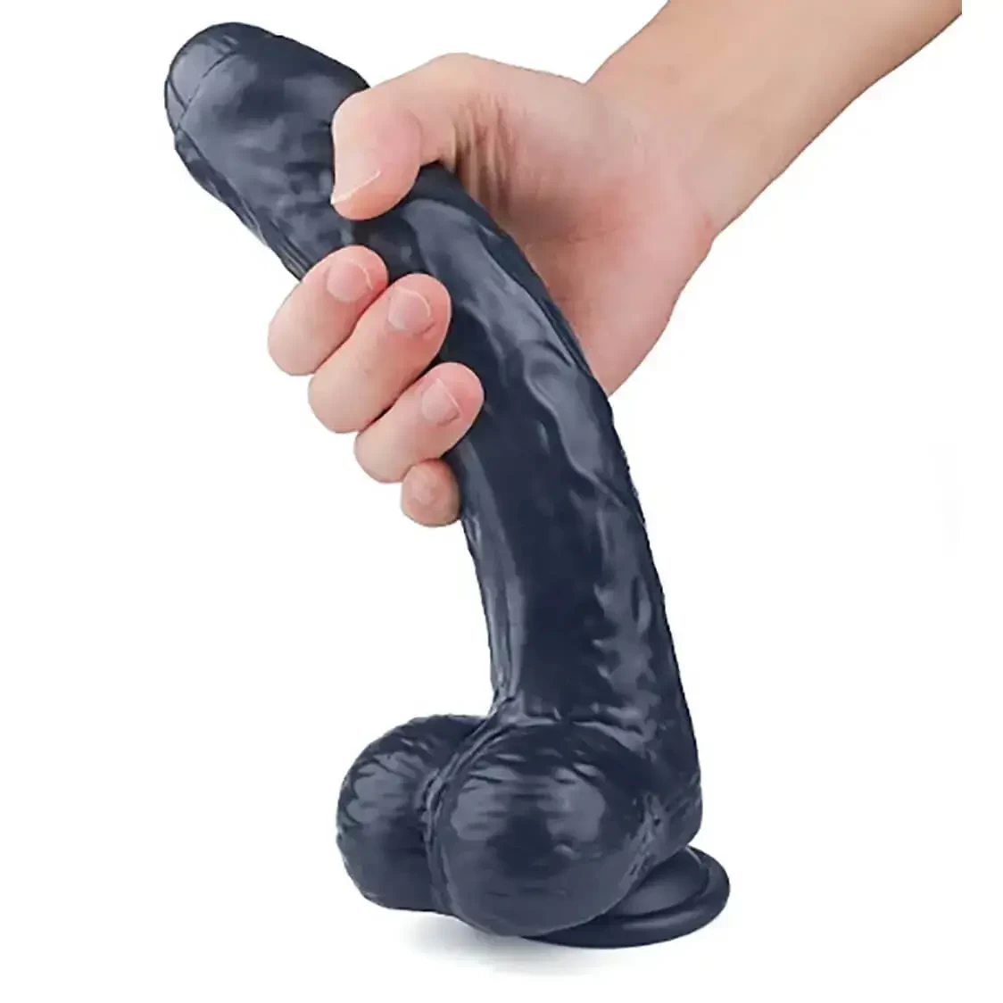 mão segurando pênis preto de silicone com ventos e escroto