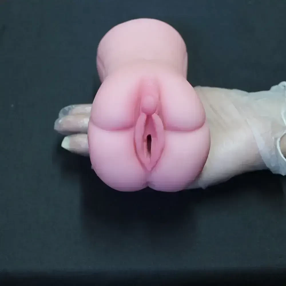 mão feminina demonstrando Masturbador Masculino Cyberskin Vagina 15cm