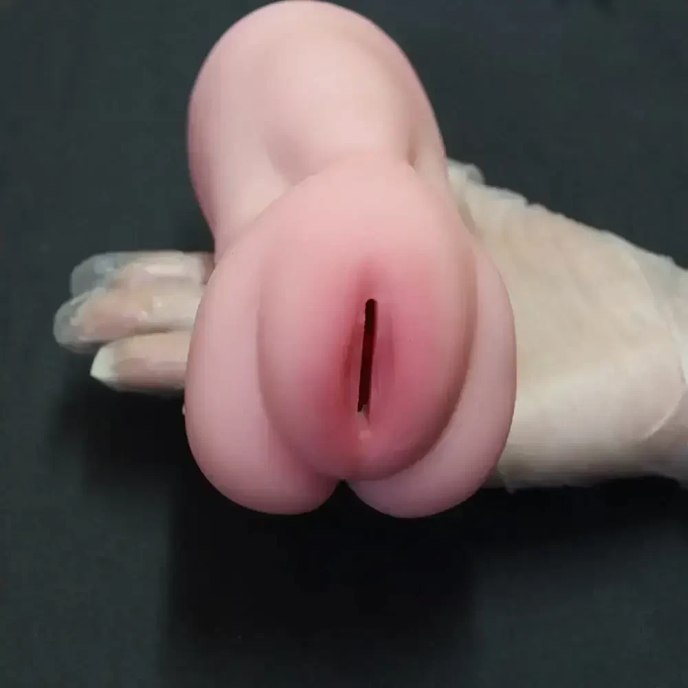 mão feminina demonstrando Vagina Realista Masturbador Tight Pussy Cyberskin. Mede 15cm