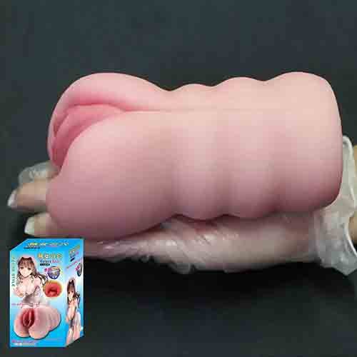 mão feminina segurando Masturbador Realístico Formato Vagina  Cyberskin  Com Textura Interna. Mede 15cm