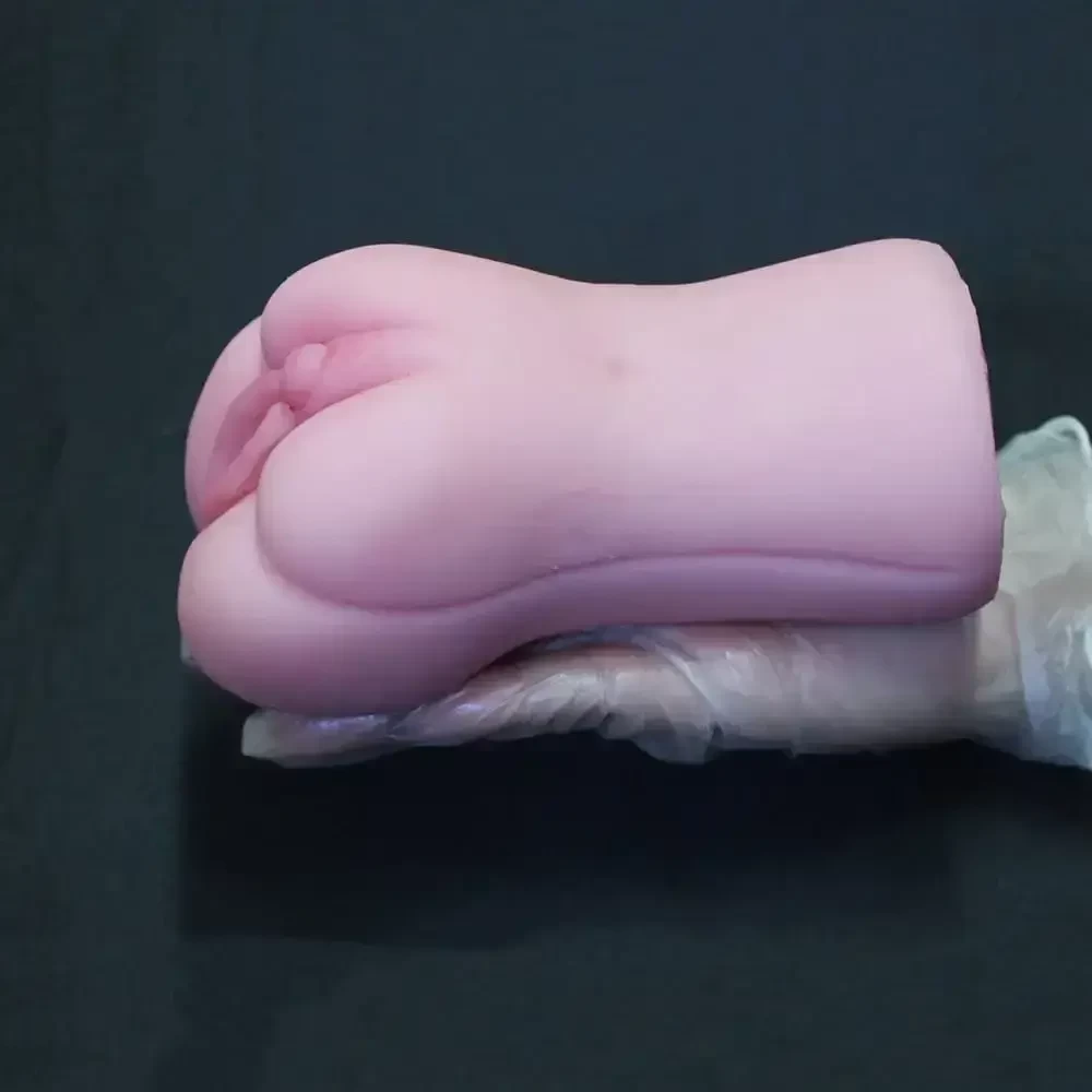 mão feminina segurando Masturbador Masculino Cyberskin Vagina 15cm