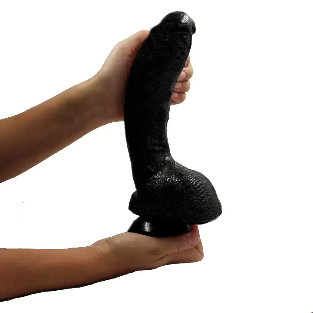 Imagem de duas mãos segurando pênis de borracha preto com ventosa