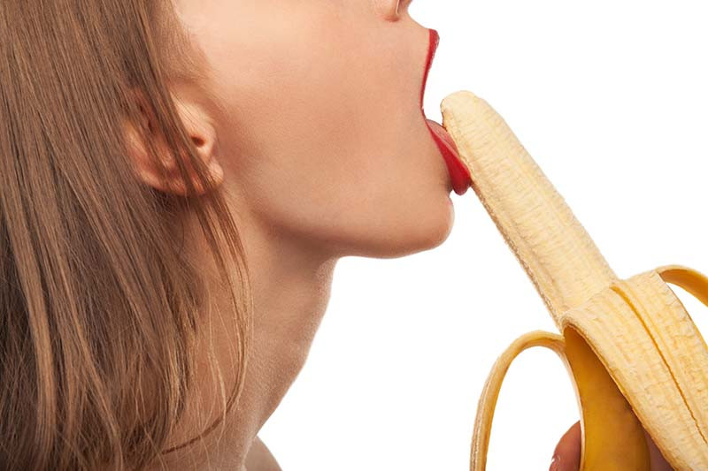 imagem mulher loura lambendo banana descascada
