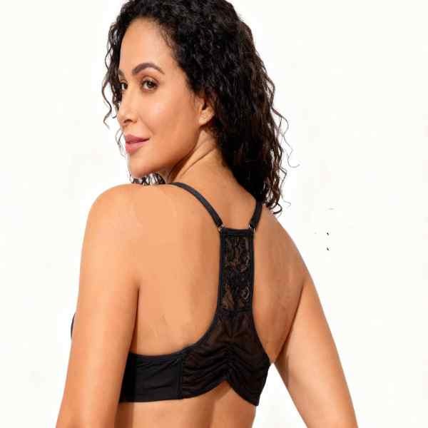 mulher vestida em lingerie preta com soutien dois abotoadores na frente