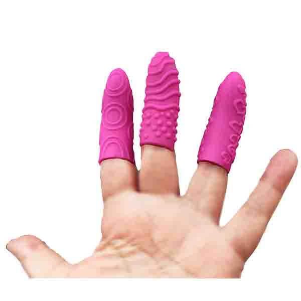mão de mulher com dedos vestido em capa de dedo para masturbação feminina