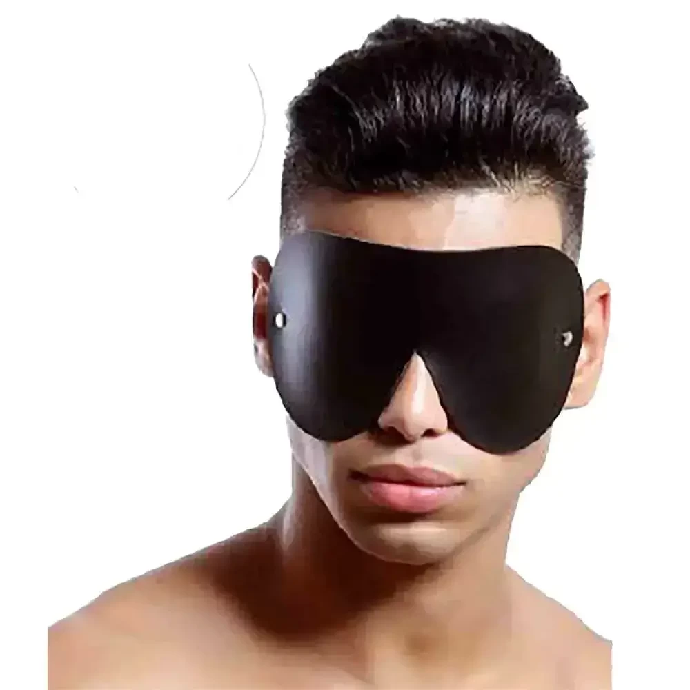 Imagem de homem usando tapa olhos em couro sintético venda preta