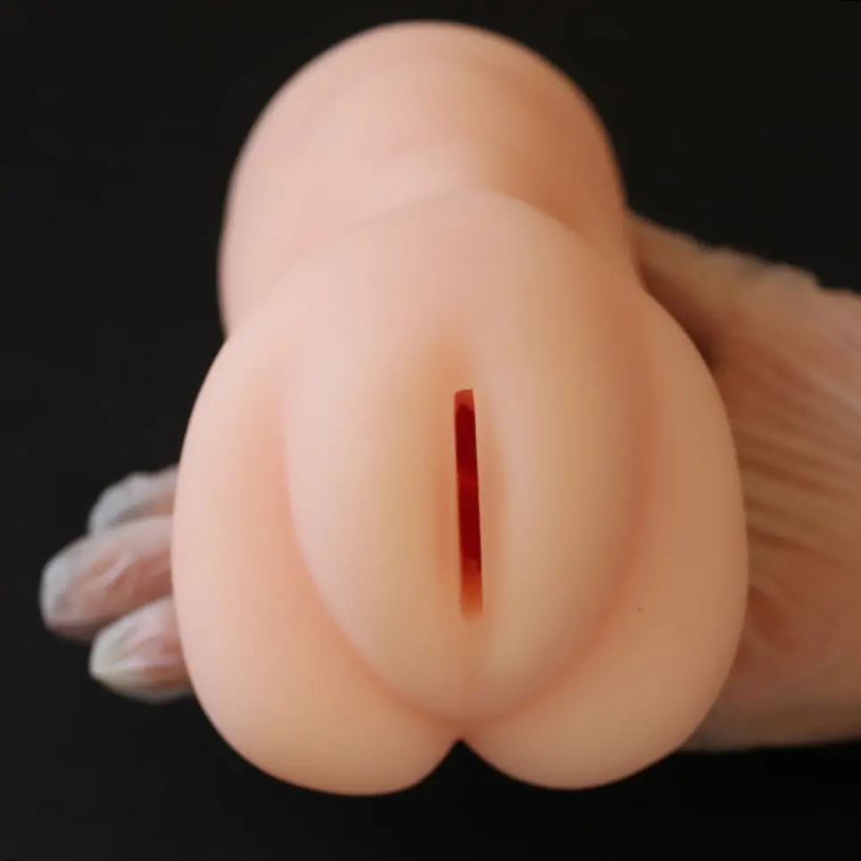 mão feminina segurando Masturbador Masculino Realista Vagina 15cm 