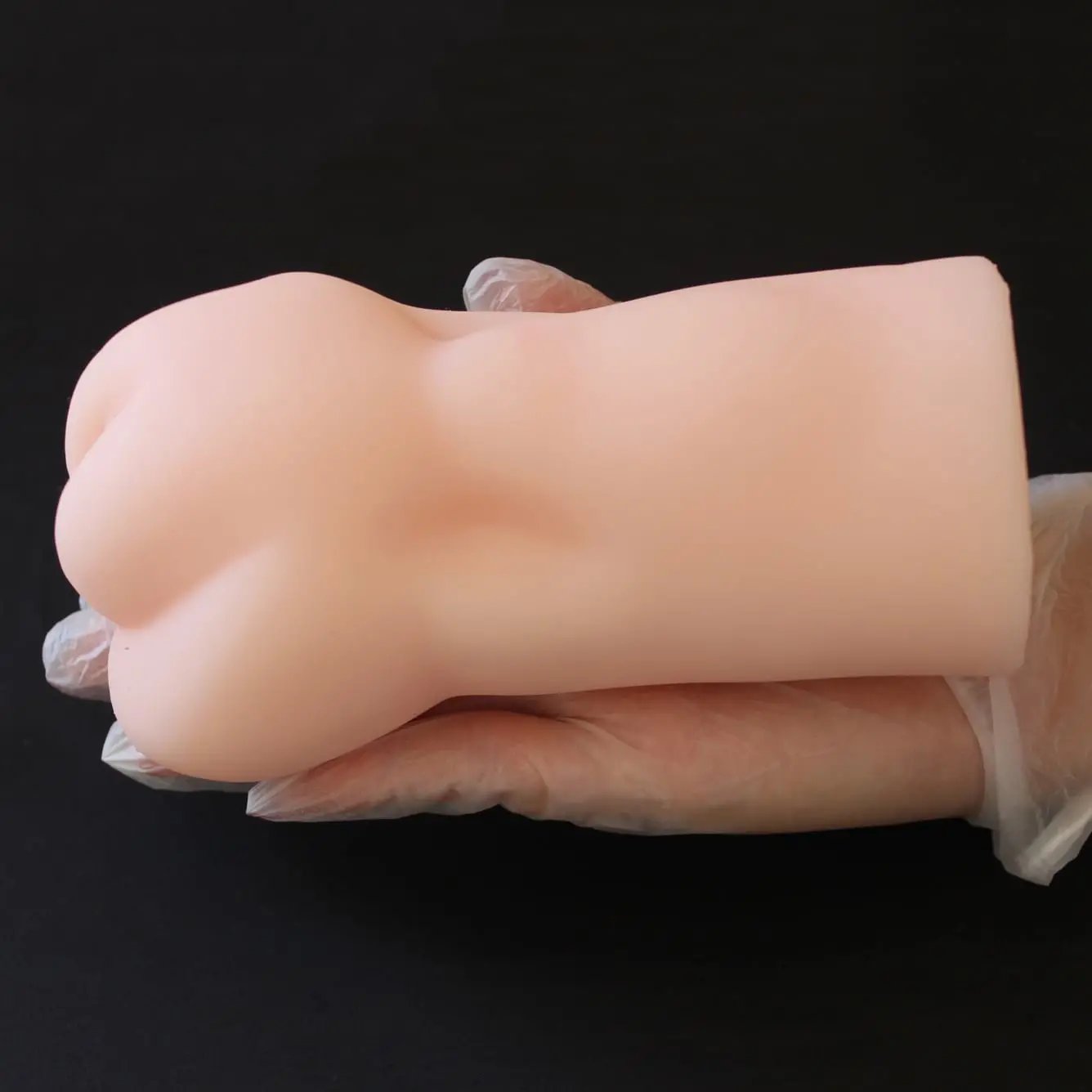mão feminina demonstrando Masturbador Masculino Realista Vagina 15cm 