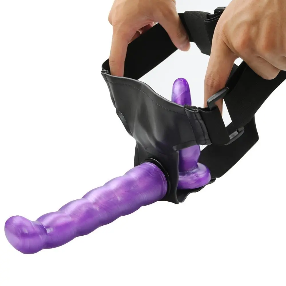 Imagem mão abrindo cintaralha roxa com dois pênis dupla penetração invertida